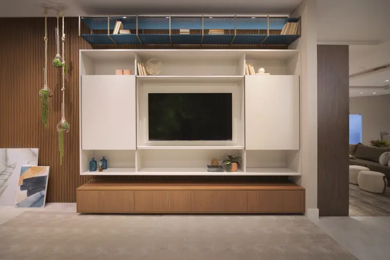 Sala de estar planejada com painel de TV em madeira