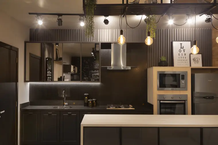 Studio compacto planejado com marcenaria multifuncional